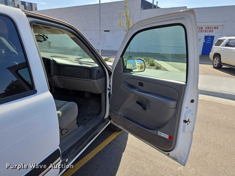 image for item DY1450 2004 Chevrolet Suburban 1500 SUV