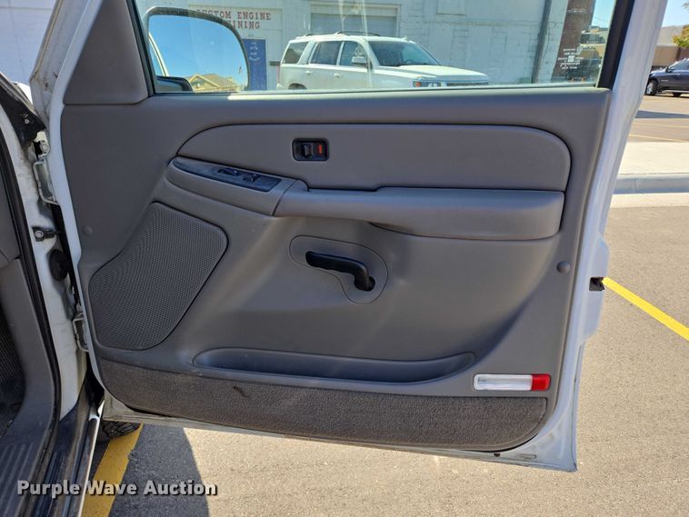 image for item DY1450 2004 Chevrolet Suburban 1500 SUV