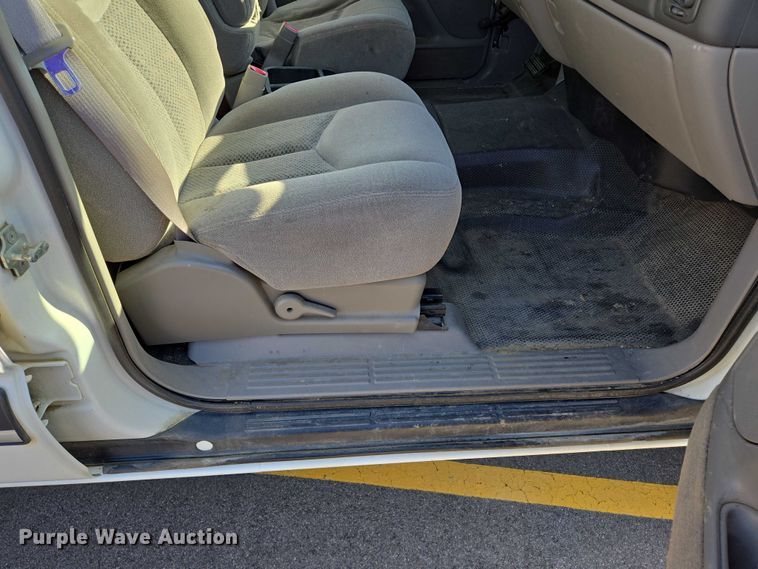 image for item DY1450 2004 Chevrolet Suburban 1500 SUV