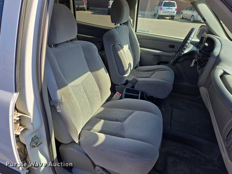 image for item DY1450 2004 Chevrolet Suburban 1500 SUV