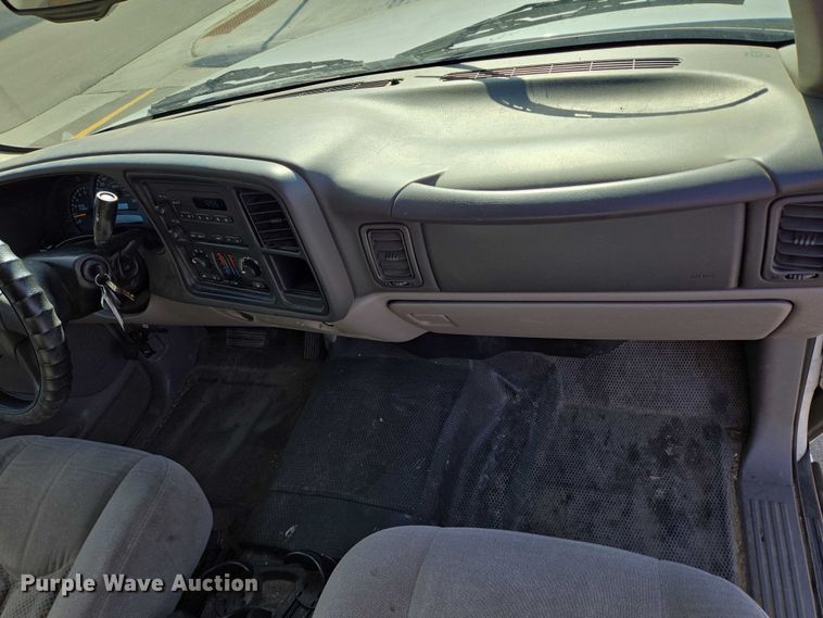 image for item DY1450 2004 Chevrolet Suburban 1500 SUV