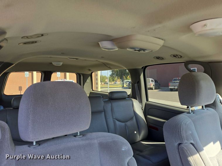 image for item DY1450 2004 Chevrolet Suburban 1500 SUV