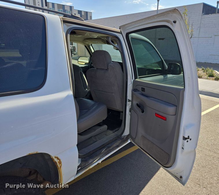 image for item DY1450 2004 Chevrolet Suburban 1500 SUV