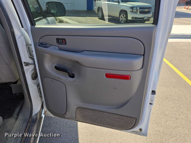 image for item DY1450 2004 Chevrolet Suburban 1500 SUV