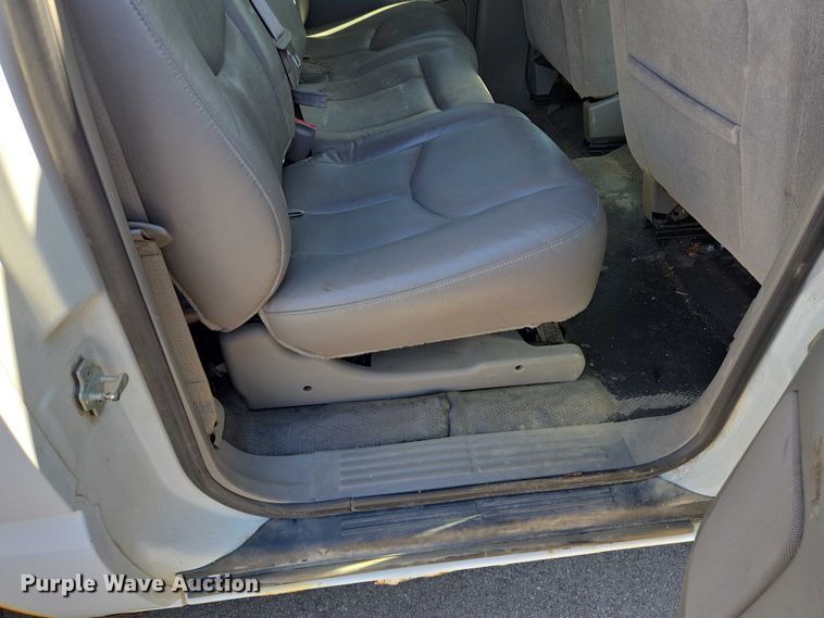 image for item DY1450 2004 Chevrolet Suburban 1500 SUV