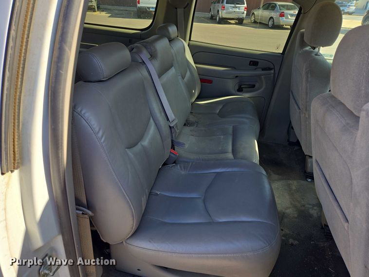 image for item DY1450 2004 Chevrolet Suburban 1500 SUV