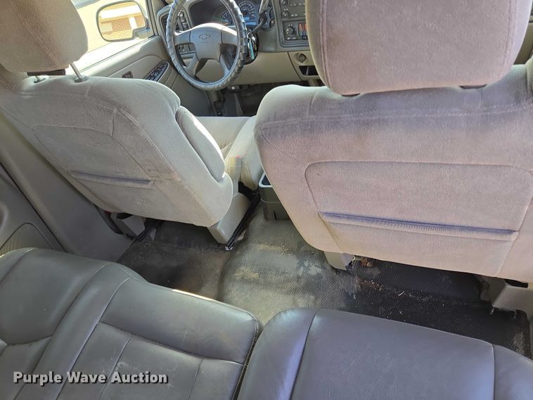 image for item DY1450 2004 Chevrolet Suburban 1500 SUV