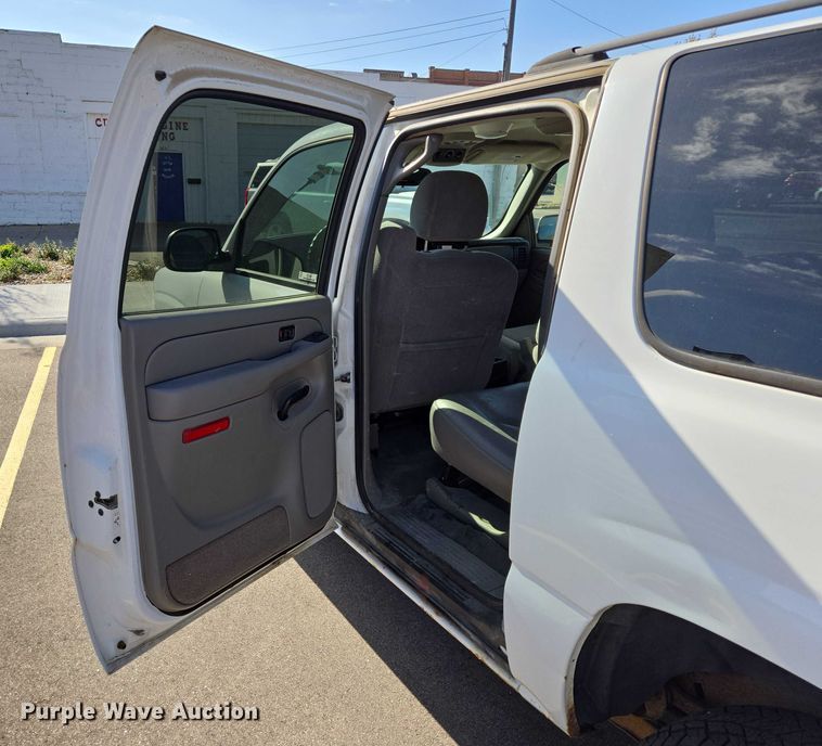 image for item DY1450 2004 Chevrolet Suburban 1500 SUV