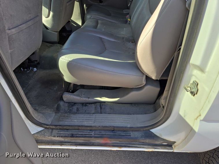 image for item DY1450 2004 Chevrolet Suburban 1500 SUV