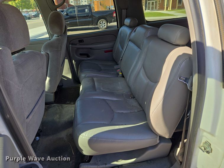 image for item DY1450 2004 Chevrolet Suburban 1500 SUV