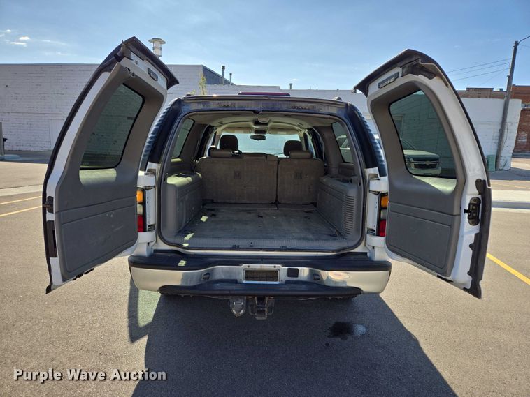 image for item DY1450 2004 Chevrolet Suburban 1500 SUV