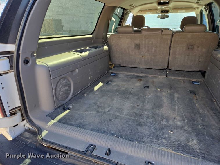 image for item DY1450 2004 Chevrolet Suburban 1500 SUV
