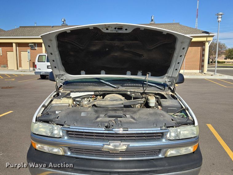 image for item DY1450 2004 Chevrolet Suburban 1500 SUV