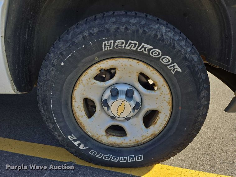 image for item DY1450 2004 Chevrolet Suburban 1500 SUV