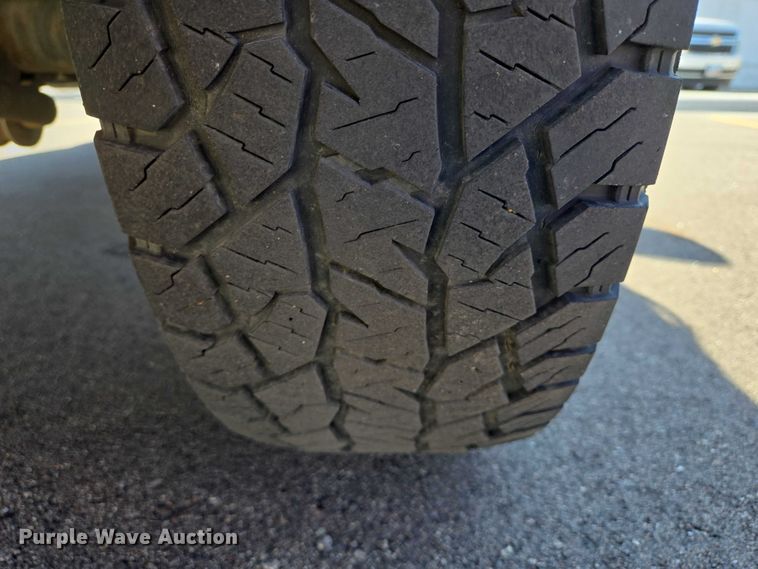 image for item DY1450 2004 Chevrolet Suburban 1500 SUV