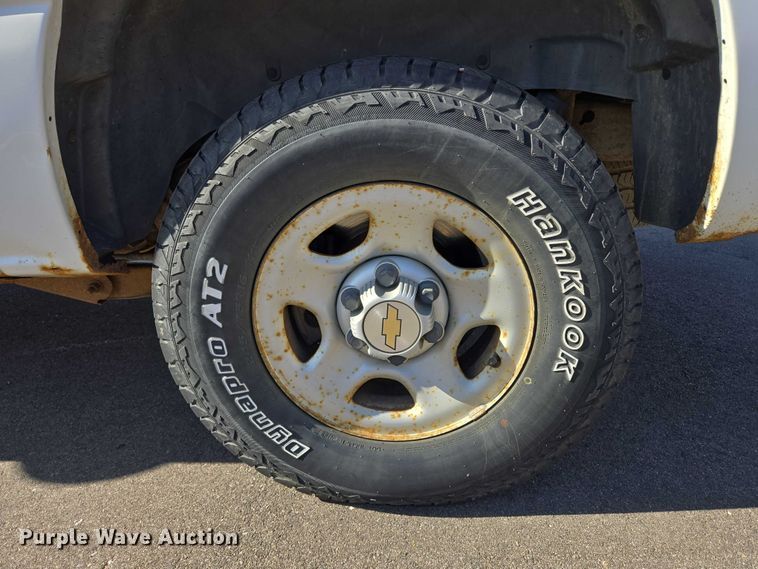 image for item DY1450 2004 Chevrolet Suburban 1500 SUV