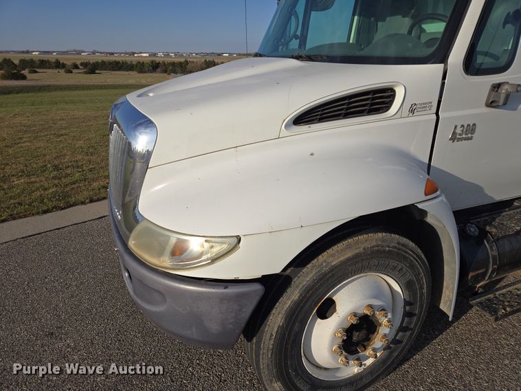 image for item DY1459 2004 International 4300 box truck