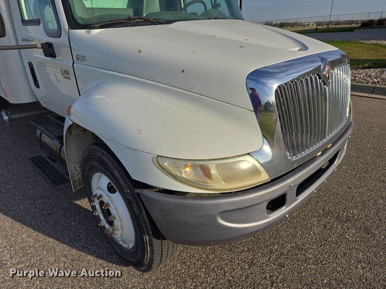 image for item DY1459 2004 International 4300 box truck