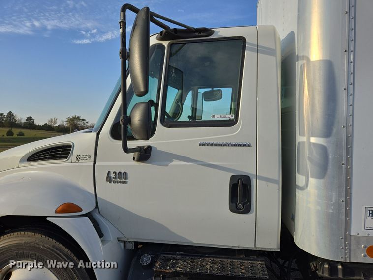 image for item DY1459 2004 International 4300 box truck