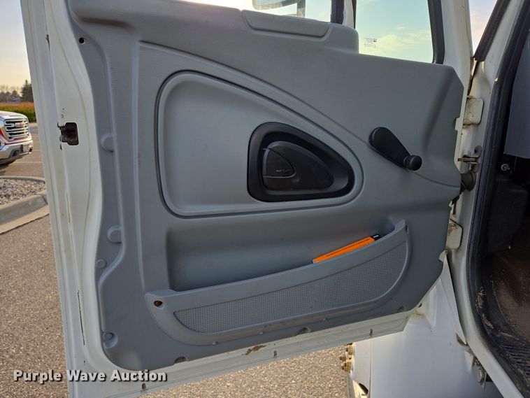 image for item DY1459 2004 International 4300 box truck