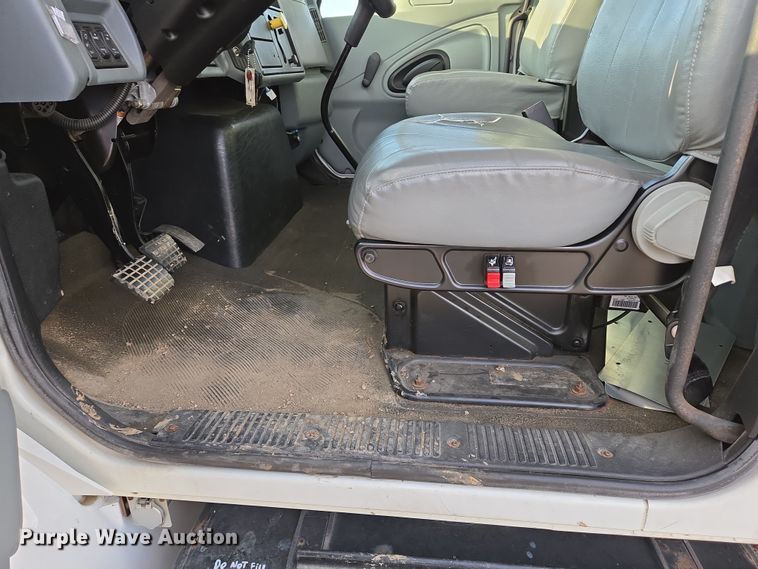 image for item DY1459 2004 International 4300 box truck