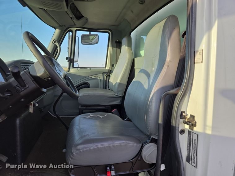 image for item DY1459 2004 International 4300 box truck