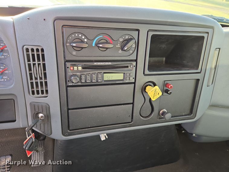 image for item DY1459 2004 International 4300 box truck