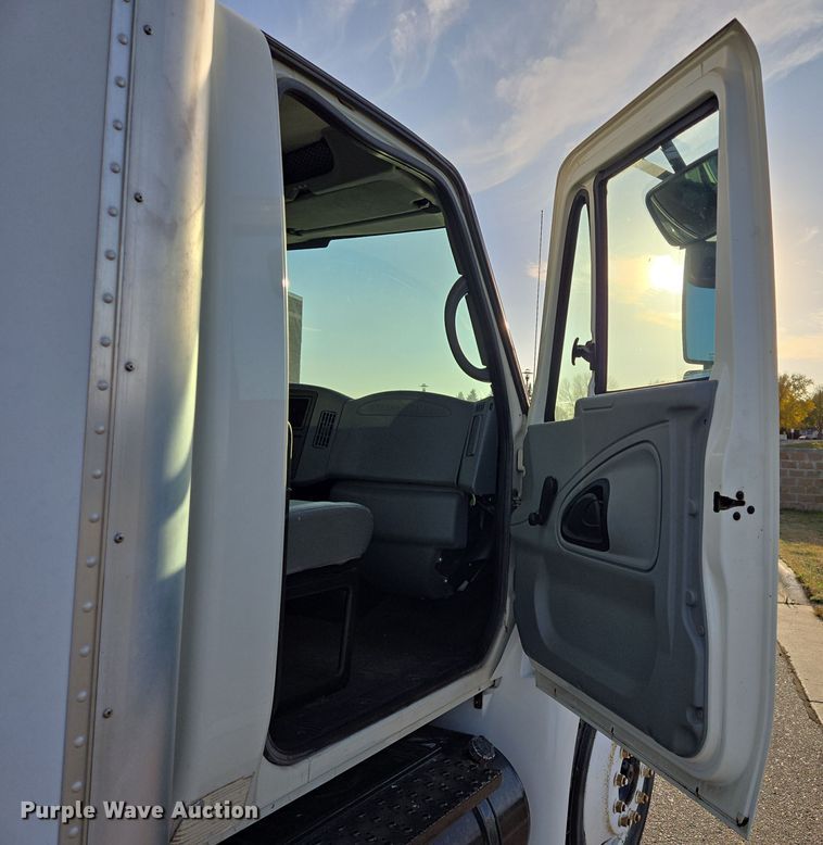 image for item DY1459 2004 International 4300 box truck