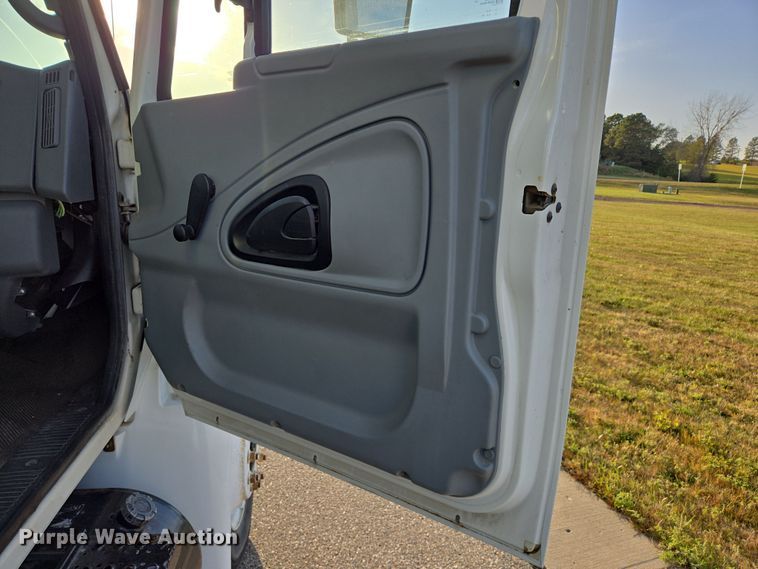 image for item DY1459 2004 International 4300 box truck