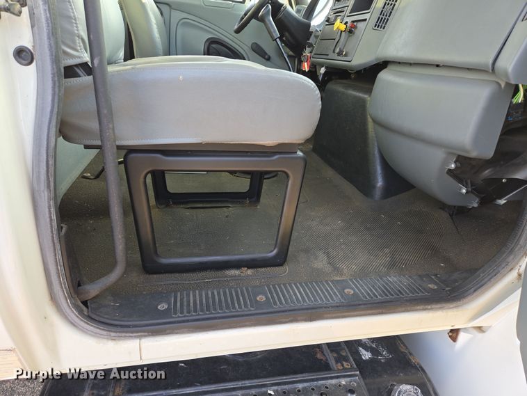 image for item DY1459 2004 International 4300 box truck