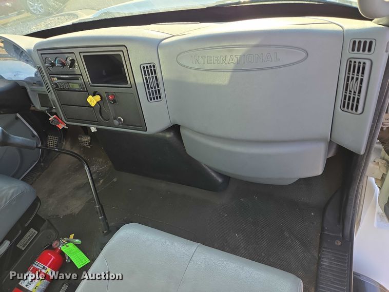 image for item DY1459 2004 International 4300 box truck