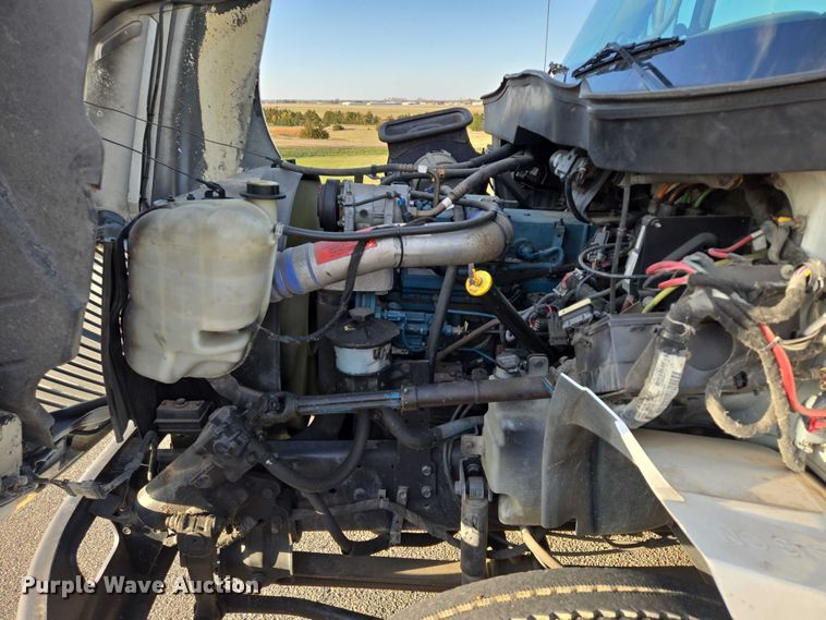 image for item DY1459 2004 International 4300 box truck