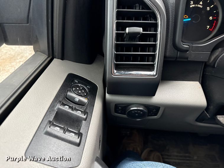 image for item DY8301 2016 Ford F150 XLT SuperCrew pickup truck