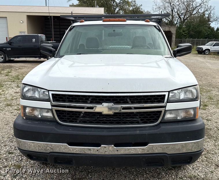 image for item DY8304 2006 Chevrolet Silverado 3500 flatbed pickup truck