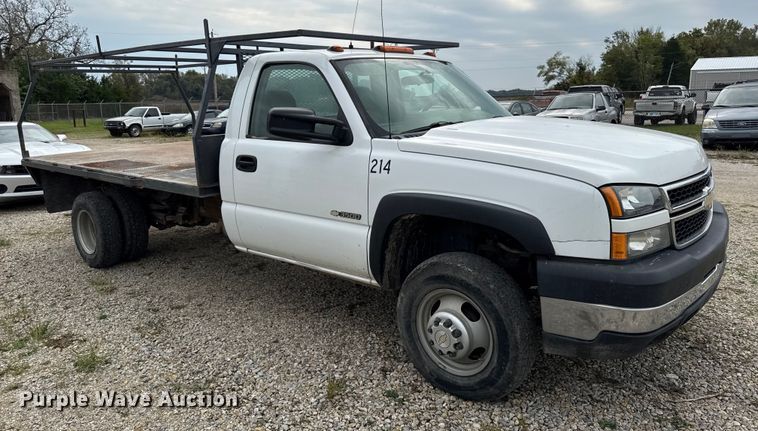 image for item DY8304 2006 Chevrolet Silverado 3500 flatbed pickup truck