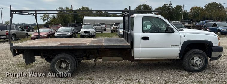 image for item DY8304 2006 Chevrolet Silverado 3500 flatbed pickup truck