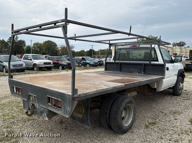 image for item DY8304 2006 Chevrolet Silverado 3500 flatbed pickup truck