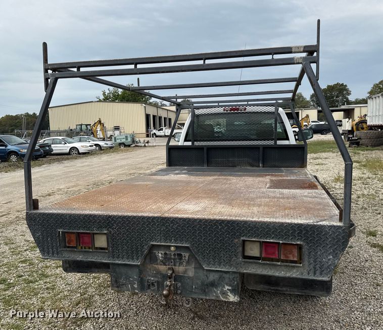 image for item DY8304 2006 Chevrolet Silverado 3500 flatbed pickup truck