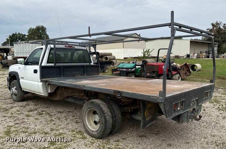 image for item DY8304 2006 Chevrolet Silverado 3500 flatbed pickup truck