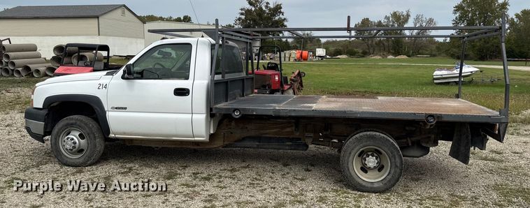 image for item DY8304 2006 Chevrolet Silverado 3500 flatbed pickup truck