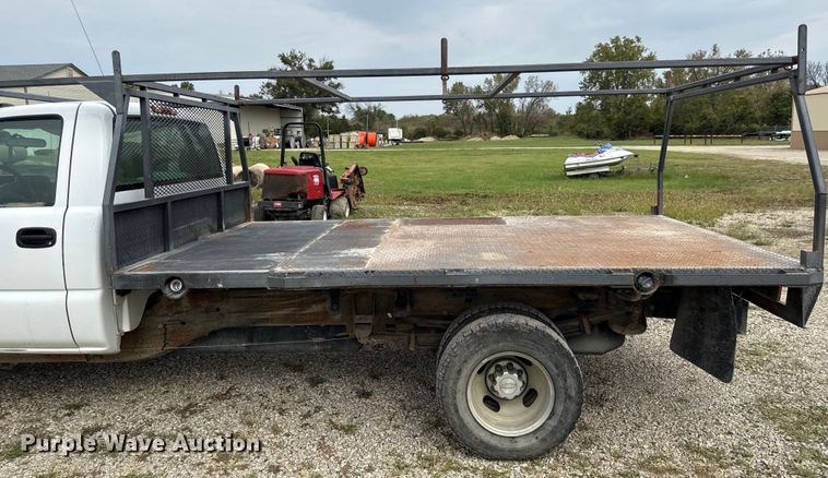 image for item DY8304 2006 Chevrolet Silverado 3500 flatbed pickup truck