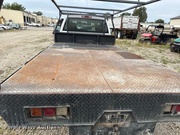 image for item DY8304 2006 Chevrolet Silverado 3500 flatbed pickup truck