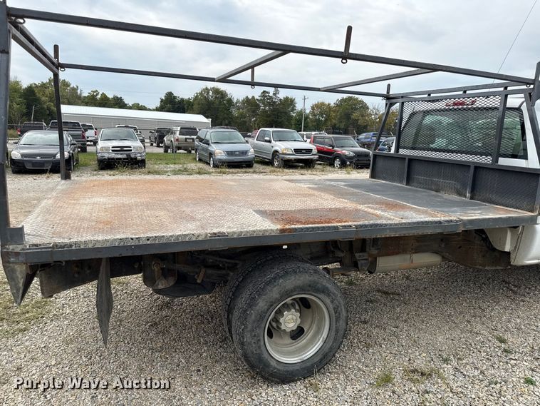 image for item DY8304 2006 Chevrolet Silverado 3500 flatbed pickup truck