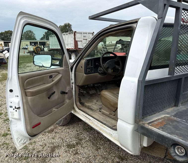 image for item DY8304 2006 Chevrolet Silverado 3500 flatbed pickup truck