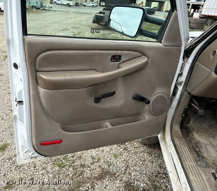 image for item DY8304 2006 Chevrolet Silverado 3500 flatbed pickup truck