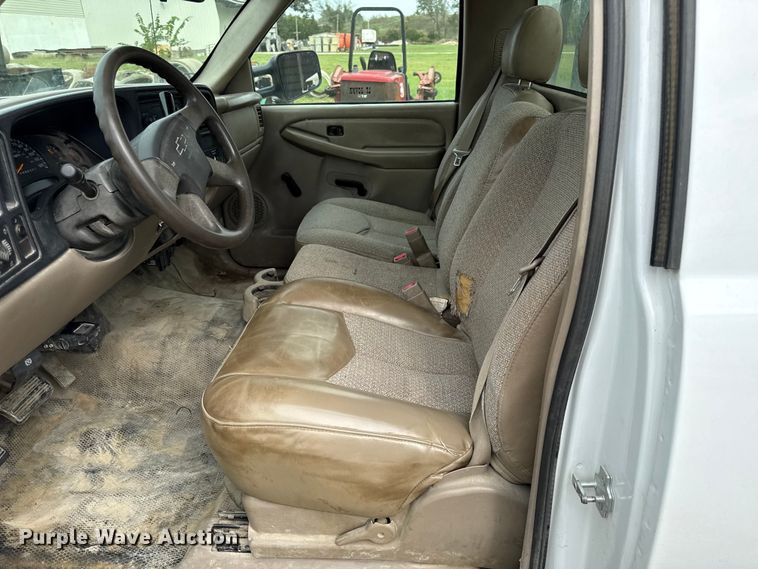 image for item DY8304 2006 Chevrolet Silverado 3500 flatbed pickup truck