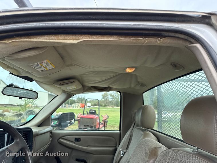 image for item DY8304 2006 Chevrolet Silverado 3500 flatbed pickup truck