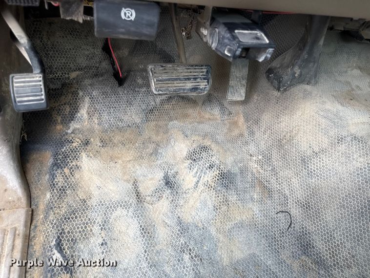 image for item DY8304 2006 Chevrolet Silverado 3500 flatbed pickup truck