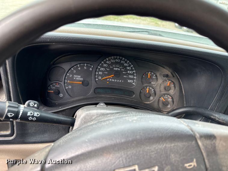 image for item DY8304 2006 Chevrolet Silverado 3500 flatbed pickup truck