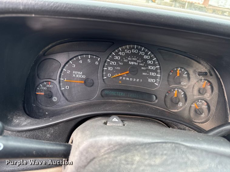 image for item DY8304 2006 Chevrolet Silverado 3500 flatbed pickup truck